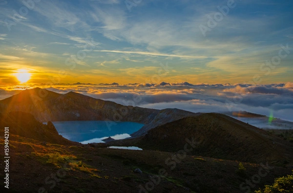 Fototapeta 群馬県草津町　朝焼けの草津白根山の湯釜