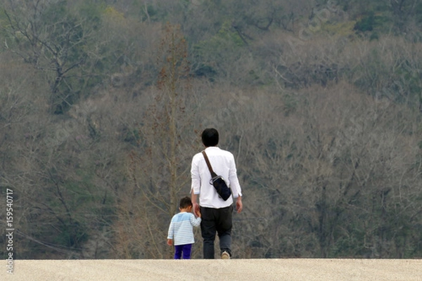 Obraz 手をつないで歩く父と息子の後ろ姿