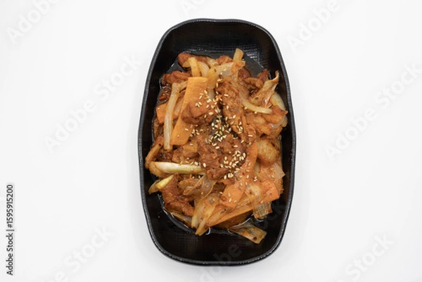 Fototapeta 검은 그릇에 담긴 매콤한 제육덮밥
