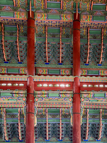 Fototapeta 한국 전통 목조 건축의 예술적 아름다움
