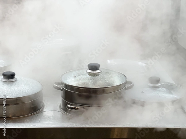Fototapeta 식당 주방에서 만두를 찌는 뜨거운 스팀
