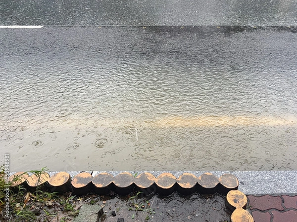 Fototapeta 여름 장마철의 거센 폭우에 침수된 도로