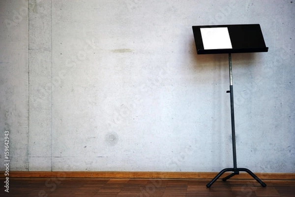 Obraz Pulpit na nuty / Zbliżenie na pulpit na nuty przed wystającą betonową ścianą.