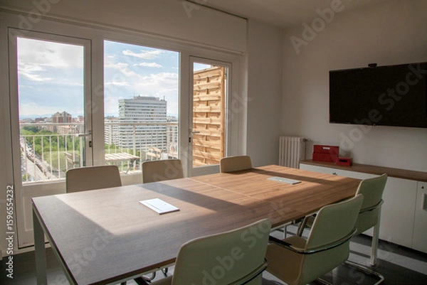 Obraz Oficina en piso alto con vistas a los edificios de Madrid desde grandes ventanales