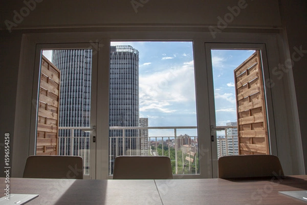 Obraz Oficina en piso alto con vistas a los edificios de Madrid desde grandes ventanales