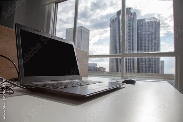 Obraz Oficina en piso alto con vistas a los edificios de Madrid desde grandes ventanales