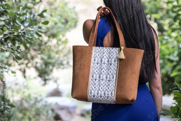Obraz Jeune femme se balade dans la nature avec son sac à main sur l'épaule