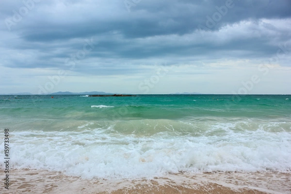 Fototapeta wave in the sea and cloudy in sky