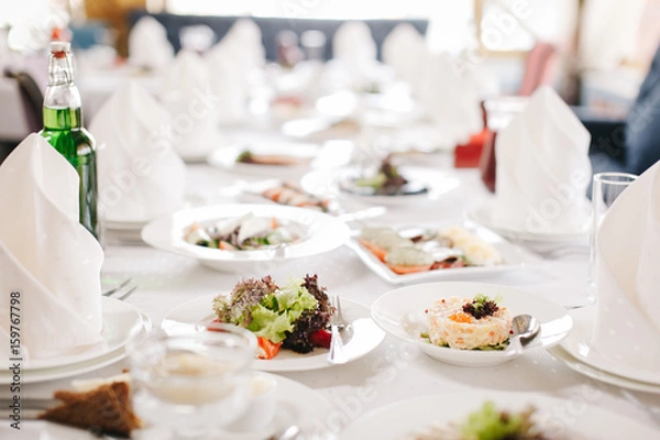 Fototapeta Сервированный и накрытый стол в ресторане в дневное время