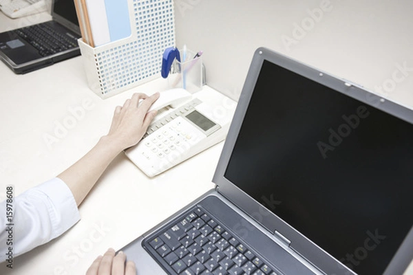 Fototapeta 受話器を取る女性