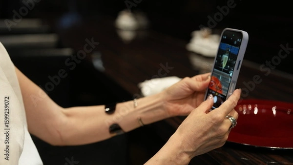 Fototapeta スマホを操作する女性