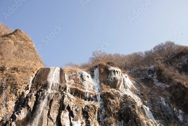 Obraz 氷が残る春の滝
