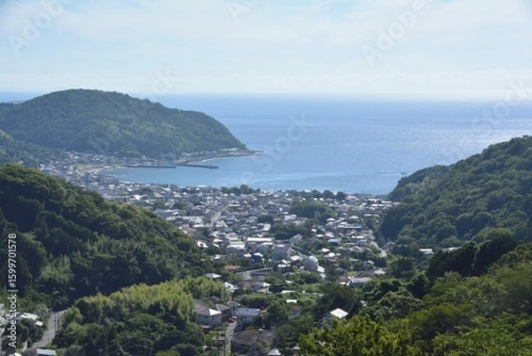 Obraz 夏の朝の山から見た伊東市・宇佐美の集落