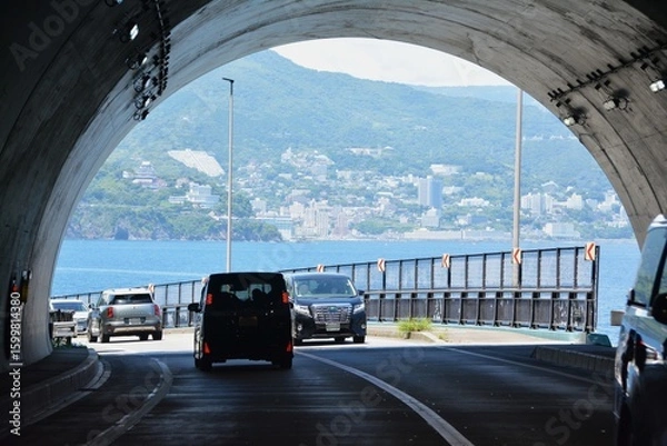 Fototapeta トンネルから見る熱海市街