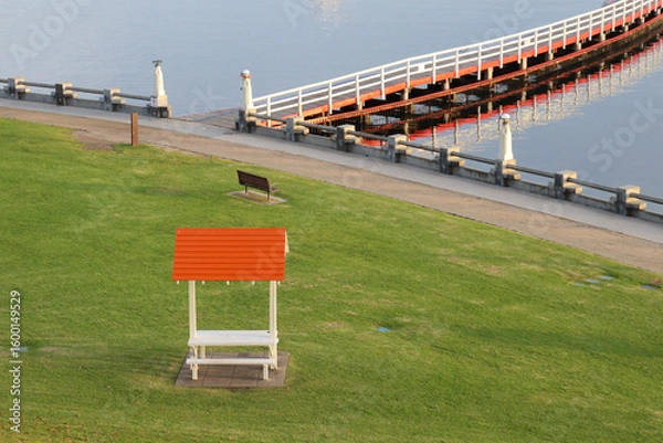 Obraz park bench overlooking pier on sea