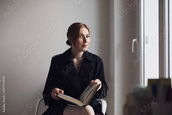 Obraz young business woman reading a book