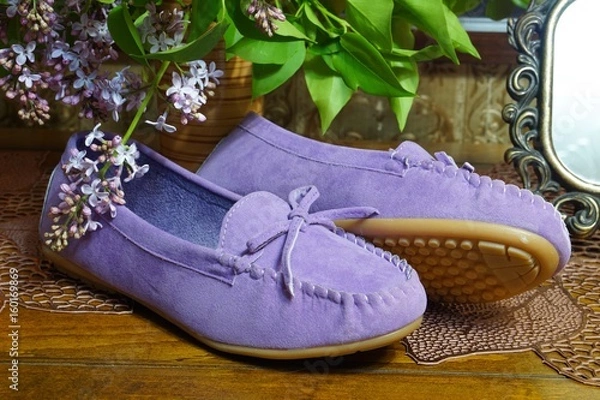 Fototapeta Женские сиреневые сандалии в интерьере