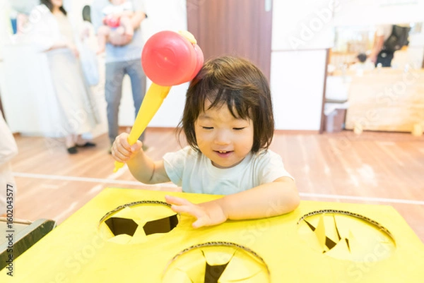 Obraz 保育園でボーリングゲームで遊ぶ女の子の幼児