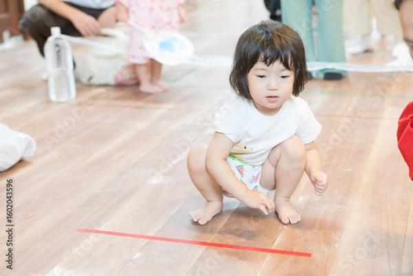 Obraz 保育園でボーリングゲームで遊ぶ女の子の幼児