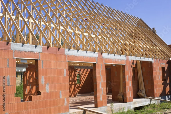 Obraz charpente posée sur une maison en construction