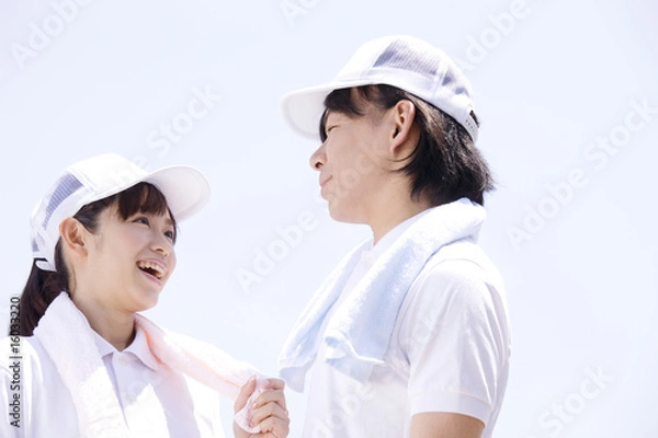 Fototapeta 運送会社でアルバイトをする男女