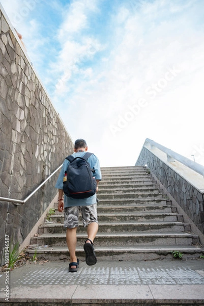 Fototapeta 階段を登るシニア男性
