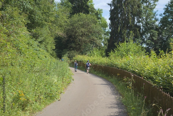 Fototapeta Wanderer auf Straße