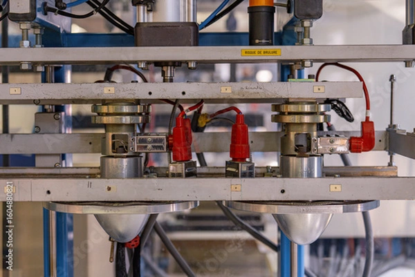 Fototapeta Gros plan sur des machines spécifiques dans un atelier de couture, mettant en valeur les équipements professionnels utilisés pour la confection de sous vêtement.