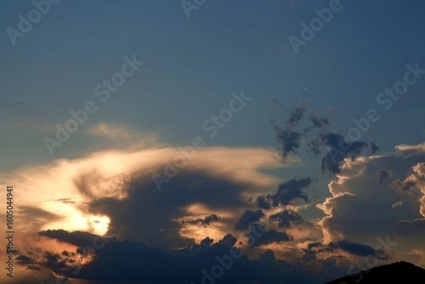 Fototapeta 雲が背後から太陽に照らされて光っていた