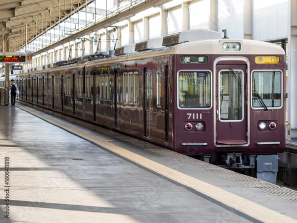 Fototapeta 阪急池田駅を出発する宝塚行き急行電車