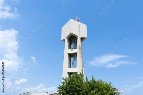 Fototapeta 青空と昭和時代に立てられた給水塔