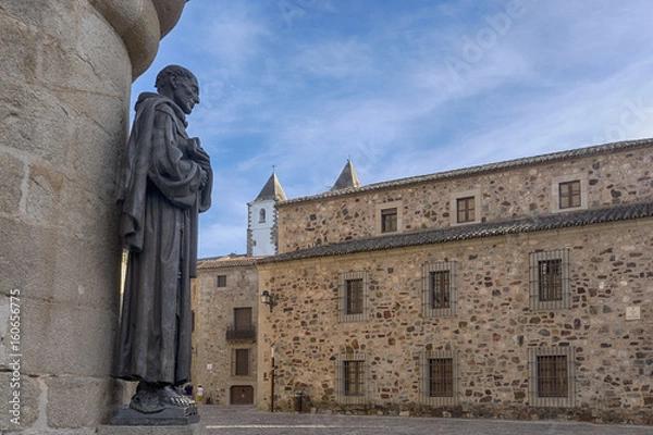 Fototapeta paseo por las hermosas calles de la ciudad medieval de Cáceres en Extremadura, España
