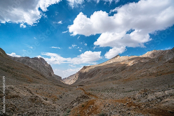 Fototapeta The scenic views of Demirkazık summit, Davlumbaz summit and dipsiz göl at the Aladağlar National park in Niğde, Turkey