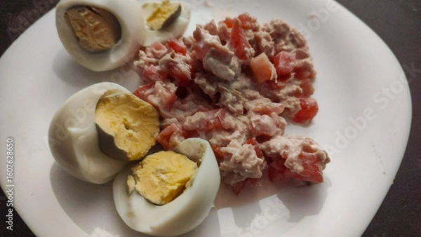 Obraz Healthy and delicious diet: lose weight with healthy foods, such as boiled egg and tuna with tomato and onion.