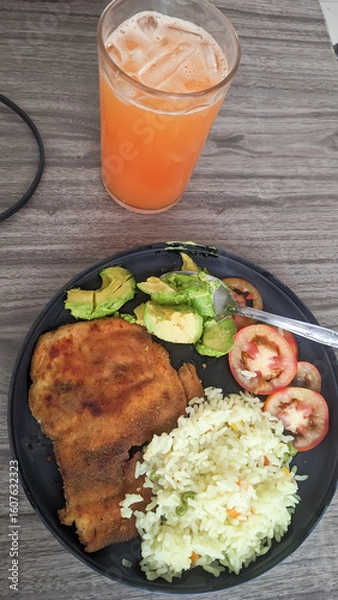 Obraz White rice with chicken and vegetables, with homemade melon water.