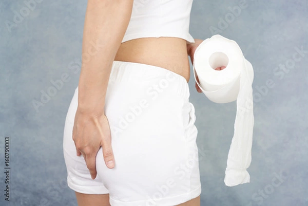 Fototapeta トイレットペーパーを持つ女性