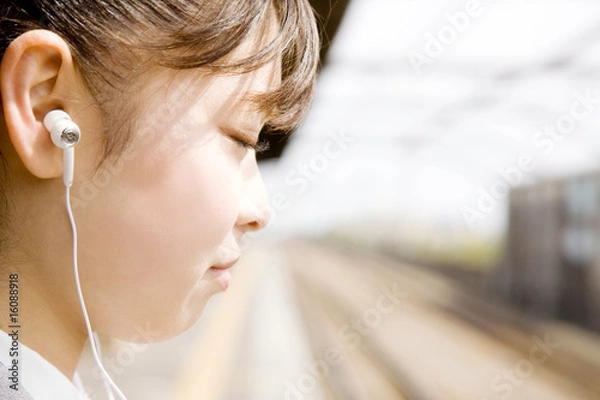 Fototapeta 電車を待つ女子高生