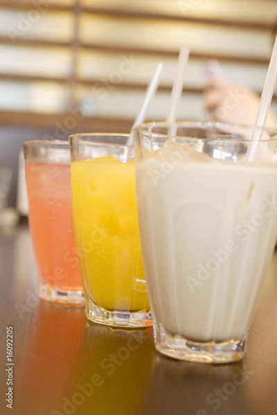 Fototapeta テーブルに並べられた飲み物