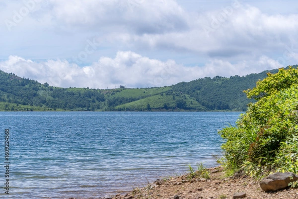 Obraz 野反湖畔の水辺の美しい景色