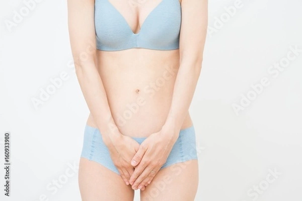 Obraz 股をおさえる女性