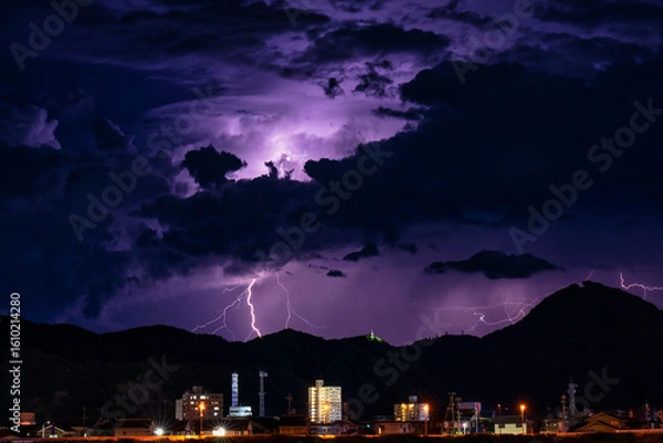 Obraz 日本の地方都市で撮影した雷雲と落雷の夜景