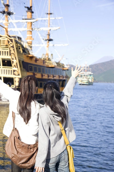 Fototapeta 遊覧船に手を振る女性達