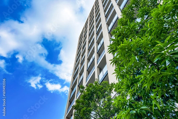 Obraz 美しいマンションが映える青い空と緑の樹木