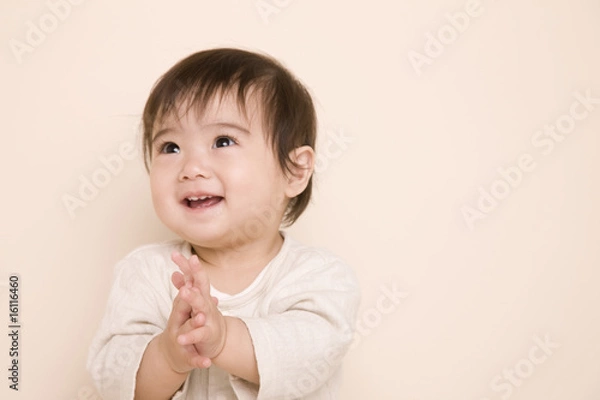 Fototapeta 手を叩いて喜ぶ赤ちゃん