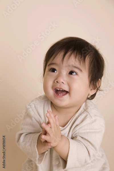 Fototapeta 手を叩いて喜んでいる赤ちゃん