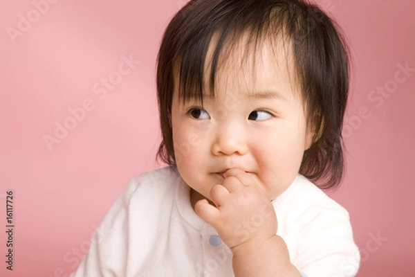 Fototapeta お菓子を食べている赤ちゃん