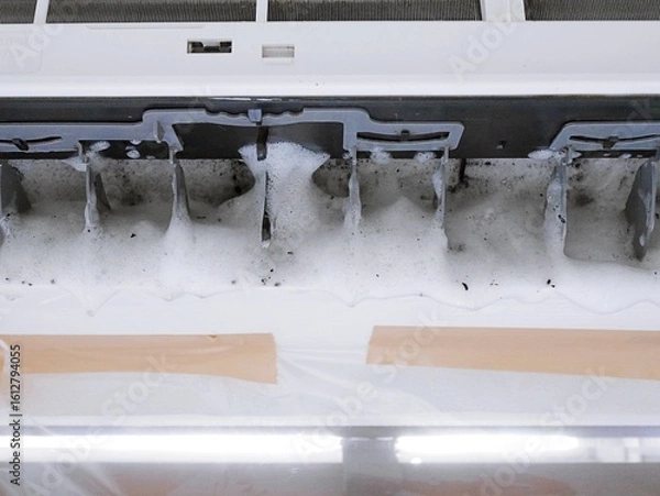 Fototapeta エアコン掃除中に出てきたカビ・汚れ（エアコン洗浄スプレー）