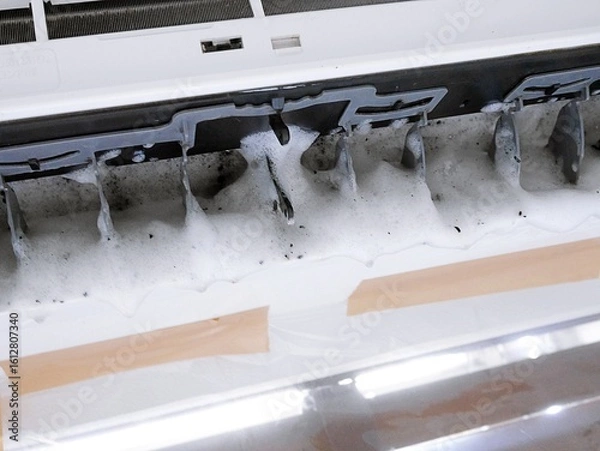 Obraz エアコン掃除中に出てきたカビ・汚れ（エアコン洗浄スプレー）