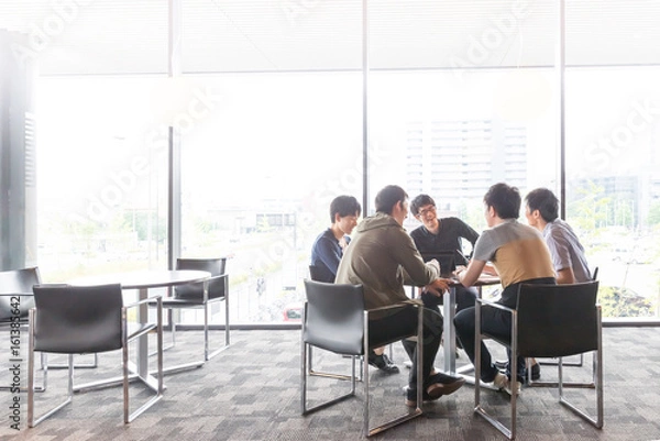 Obraz Młodzi badacze dyskutują