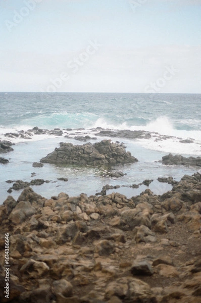 Fototapeta waves on the rocks